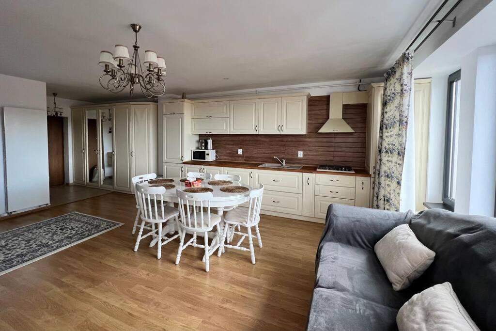 Central Apartment With Panoramic View Brasov Luaran gambar