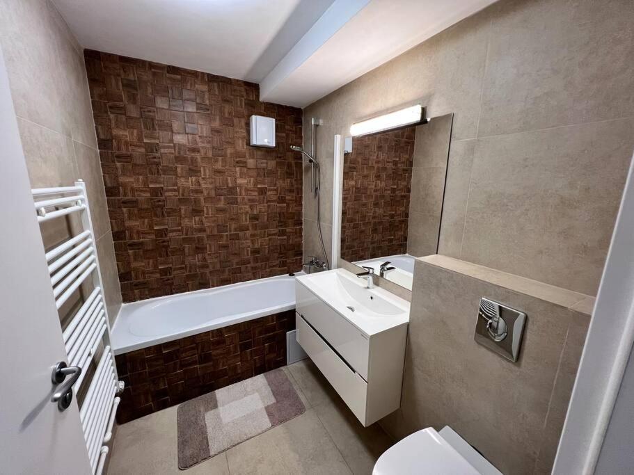 Central Apartment With Panoramic View Brasov Luaran gambar