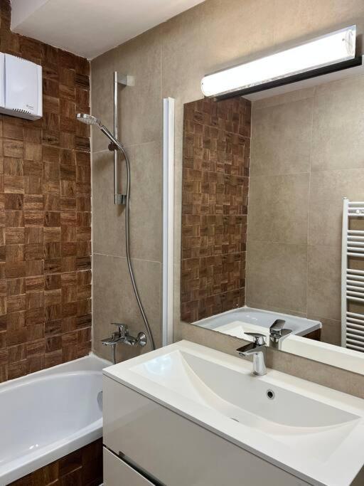 Central Apartment With Panoramic View Brasov Luaran gambar